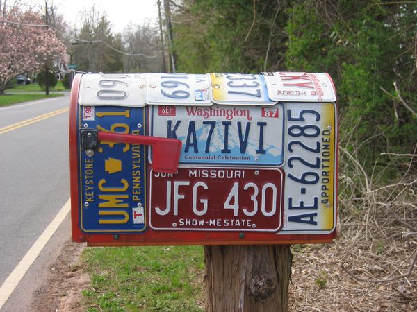 Briefkasten mit amerikanischen Nummernschildern